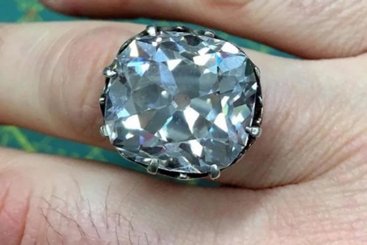 Žena kupila prsten za 13 dolara pa otkrila da vrijedi skoro 970 hiljada dolara