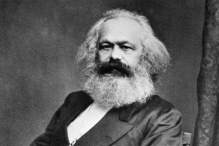 Čekićem na Marksa: Oštećen spomenik oca komunizma