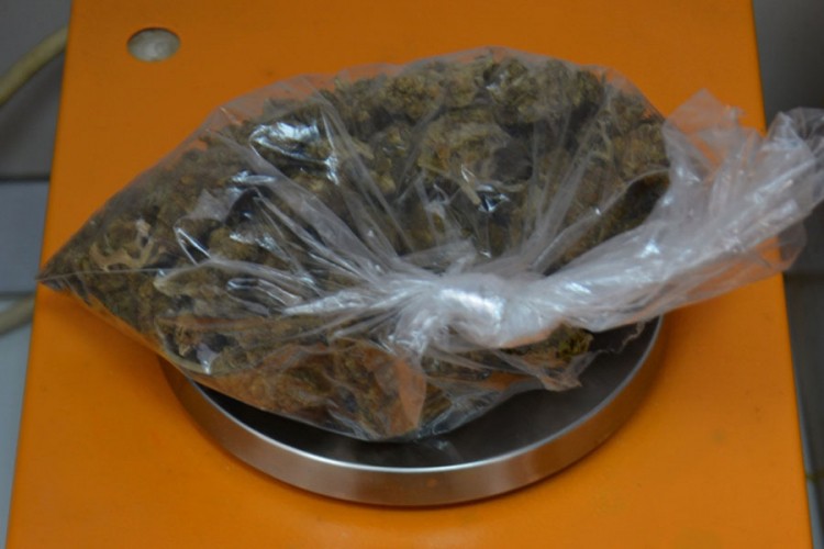 Kod maloljetnika pronađeno 15 paketića marihuane