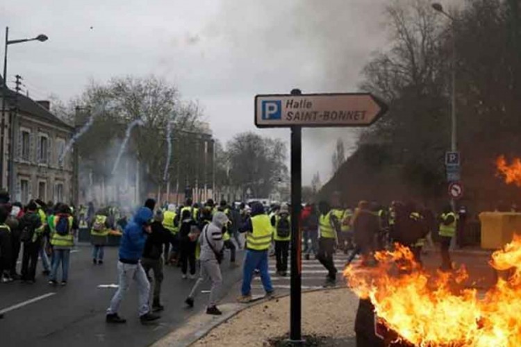 Protesti Žutih prsluka u Parizu: Granata demonstrantu otkinula dio ruke