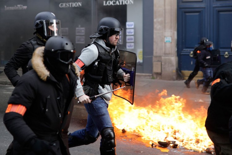 Sukobi u Parizu, demonstrant izgubio dio šake