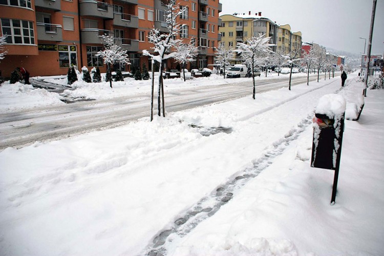 Snijeg usporio saobraćaj u Sarajevu, kasne i letovi
