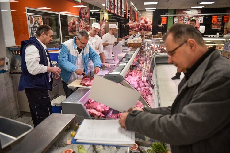 Inspektori provjeravaju uvozno meso po tržnim centrima u Banjaluci
