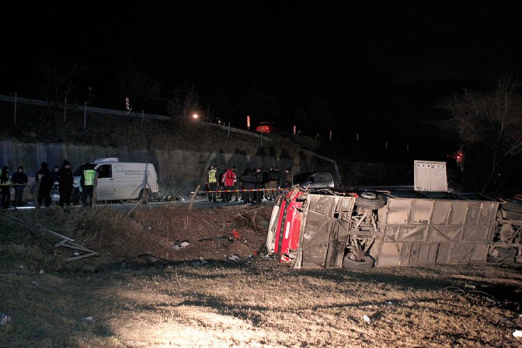 Težak udes kod Tetova: 13 mrtvih u prevrtanju autobusa
