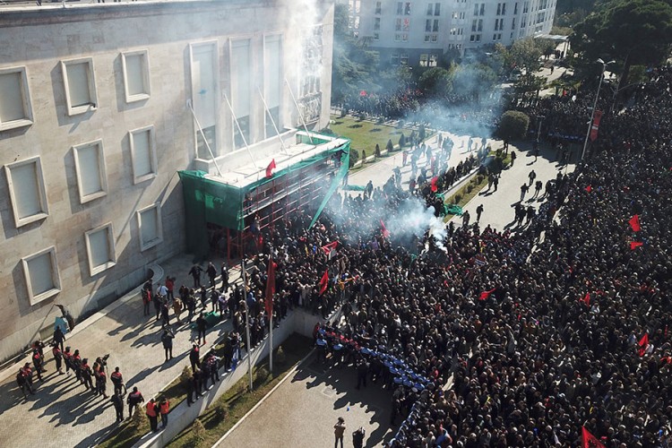 Antivladin protest u Tirani prerastao u nasilje, Meta pozvao na uzdržanost