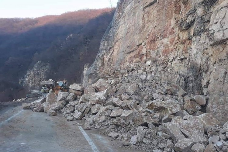 Odron na putu Karanovac-Crna Rijeka, saobraćaj zaustavljen