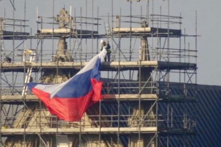 Ruska zastava postavljena u gradu u kojem su otrovani Skripaljevi