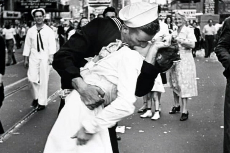 Preminuo mornar s čuvene fotografije "Poljubac" iz 1945. godine