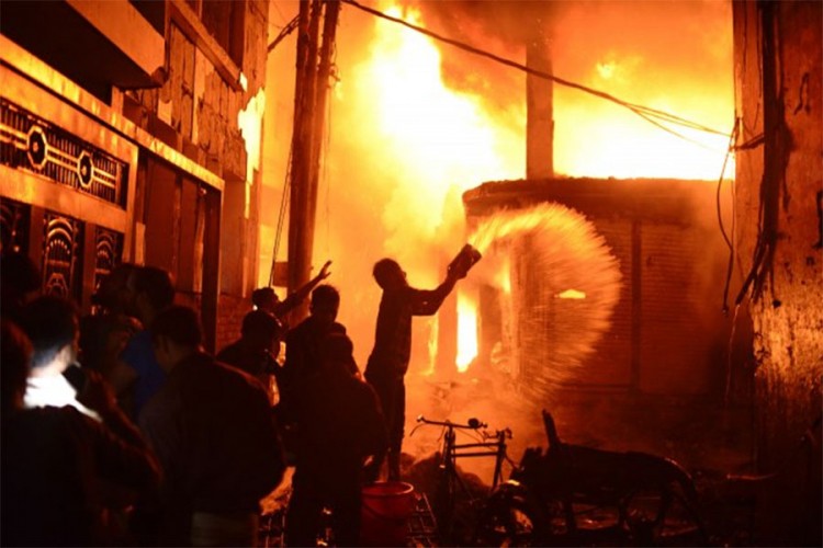 Veliki požar u Daki: Broje se mrtvi