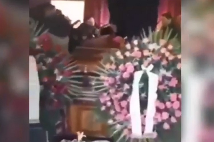 Snimak sa sahrane u Srbiji šokirao: Muzika i veselje, žena se popela na sanduk