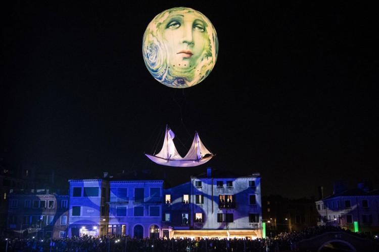 Okrivite Mjesec za karnevalsku rapsodiju u Veneciji