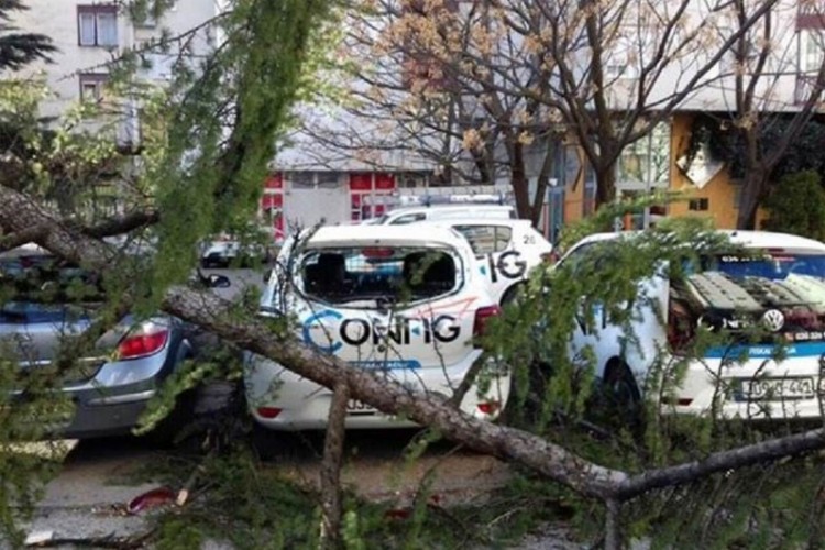 Više od 15 osoba povrijeđeno u orkanskoj buri u Mostaru