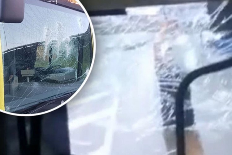 Podivljali muškarac razbijao autobus u Splitu
