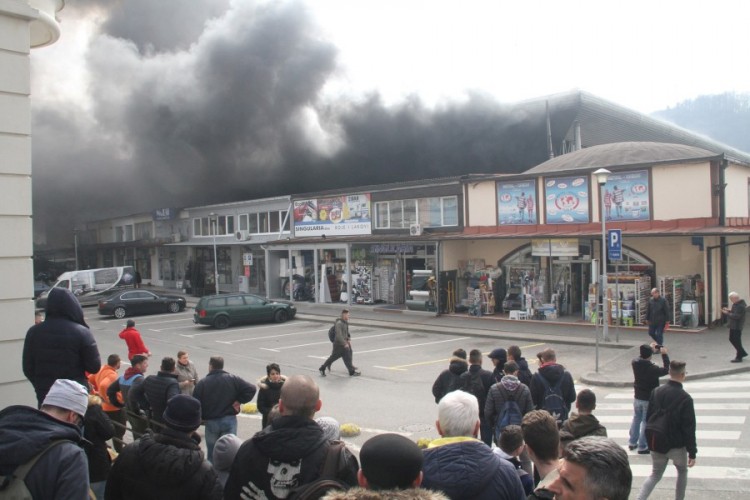 Dvadesetak osoba zatražilo ljekarsku pomoć nakon požara u Tuzli