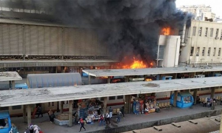 Uznemirujući snimci eksplozije voza u Kairu: Ljudi u plamenu trče po stanici