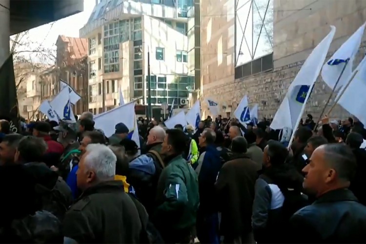 Demobilisani borci protestuju pred zgradom Parlamenta FBiH