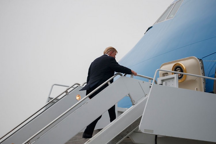 Poslije propalog sastanka s Kimom, Tramp doživio neprijatnost i na aerodromu