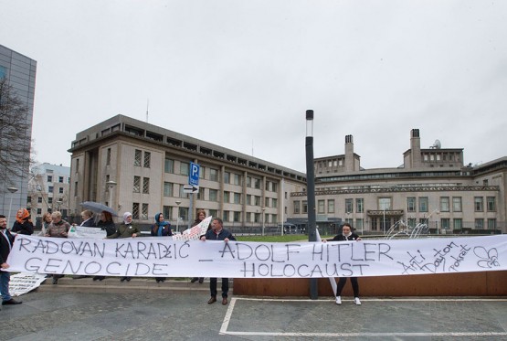 Incident u Hagu: Policija tražila da se ukloni transparent poređenja Karadžića i Hitlera