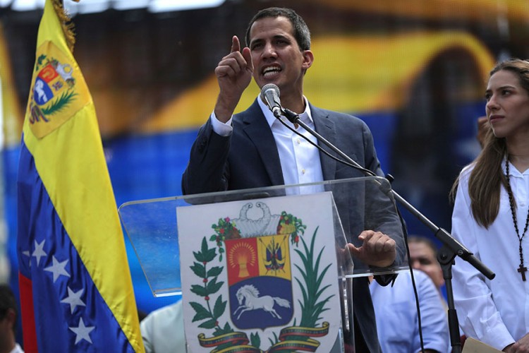 Guaido sletio u Venecuelu, građani se okupljaju