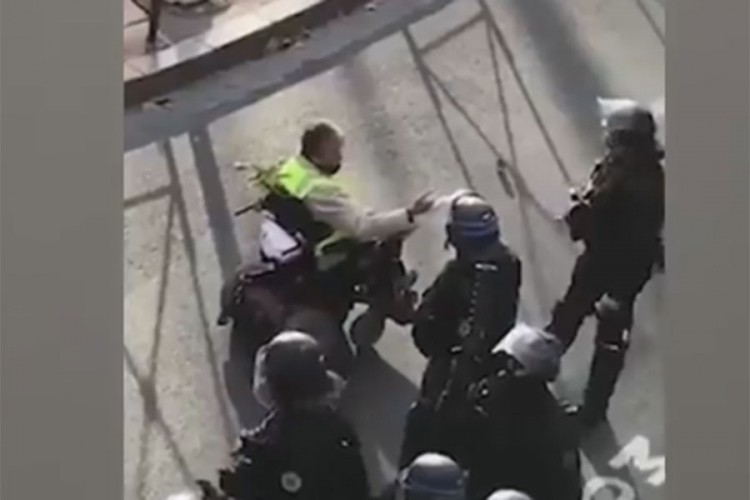 Policijac u Francuskoj prskao suzavcem lice sa invaliditetom