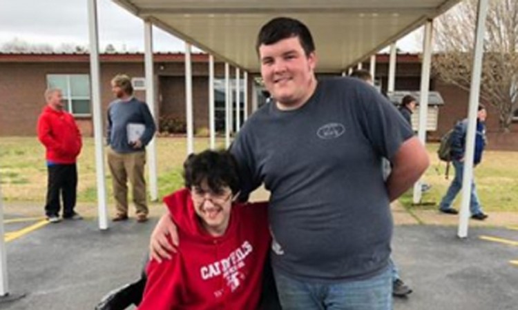 Tinejdžer dvije godine štedio da bi drugu kupio invalidska kolica