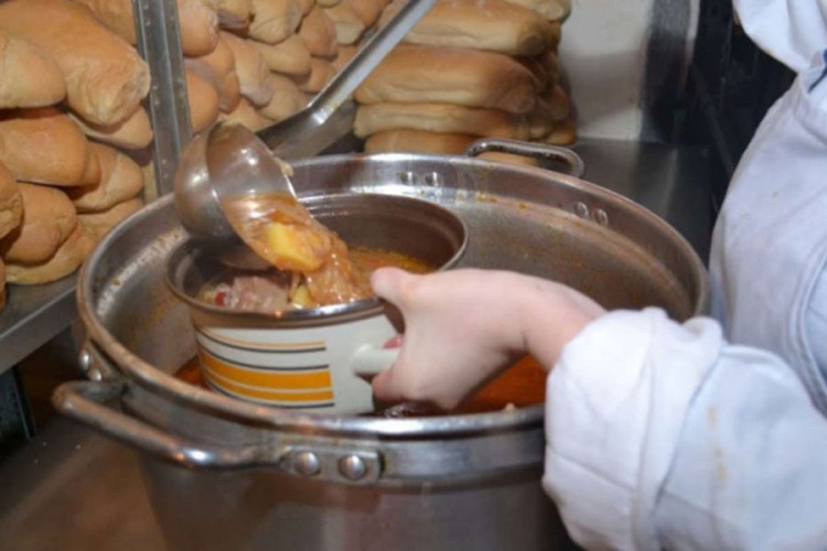 Humanitarne organizacije apeluju: Višak hrane iz restorana pokloniti gladnima
