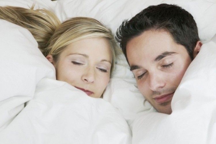 Šta otkriva položaj spavanja partnera?