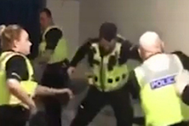 Objavljen video na kojem policajci tuku čovjeka, pokrenuta istraga