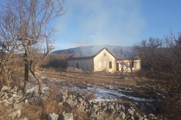 Migranti zapalili staru seosku školu