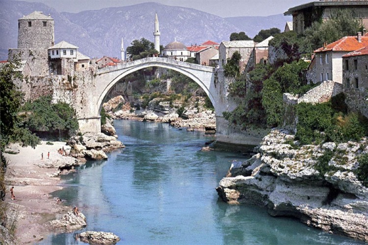 U Mostaru uočen leš koji pluta Neretvom