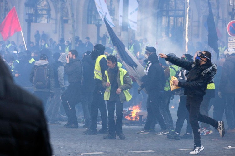 Protest “žutih prsluka” u Parizu prerastao u nasilje