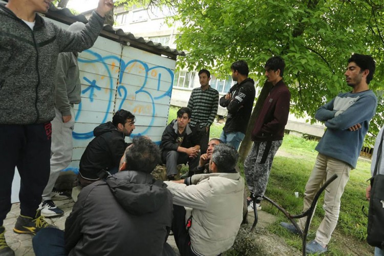 Migranti s telefonima u rukama okupirali centar Bihaća