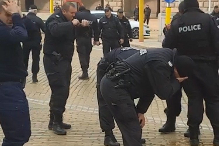 Bugarski policajci "sami na sebe" bacili suzavac i nasmijali svijet