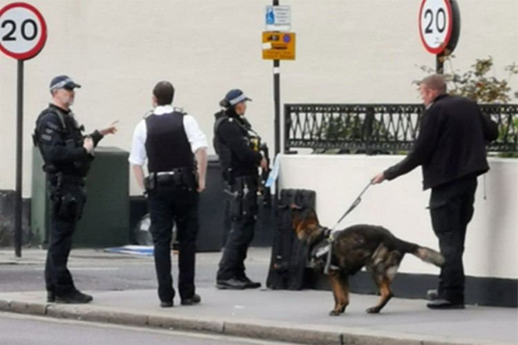 Panika u Londonu: Naoružani napadač prijeti građanima