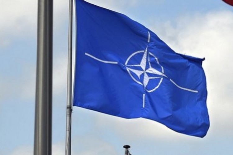 Srpske stranke traže uklanjanje NATO plakata sa škola u Brčkom