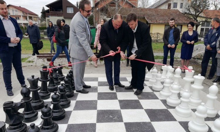 Gradonačelnik Prijedora otvorio teren za šah na otvorenom