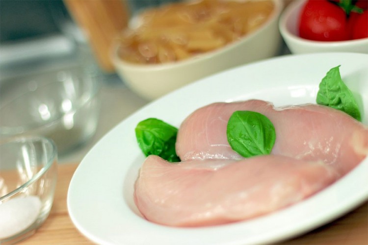 U SAD-u povlače 35 tona piletine, kupci pronašli metal