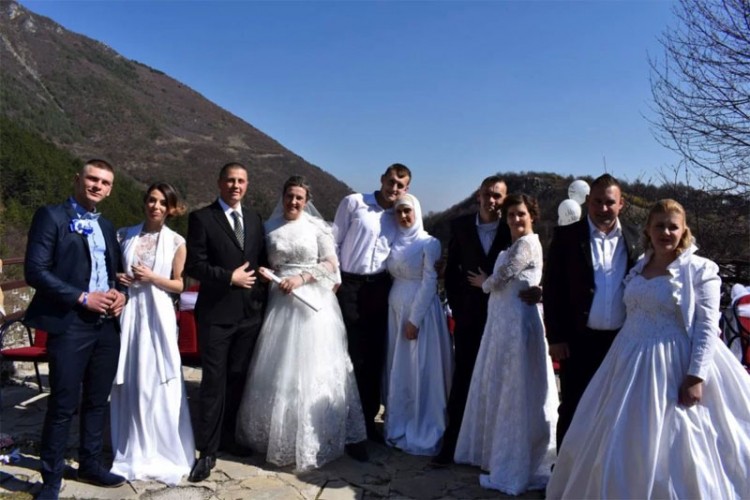 U Travniku upriličeno zajedničko vjenčanje za pet parova
