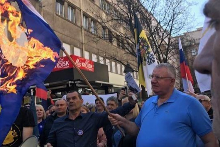 Šešelj zapalio zastave EU i NATO