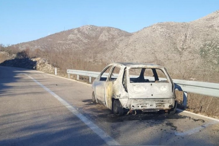 Kod Trebinja izgorio auto supruge policajca