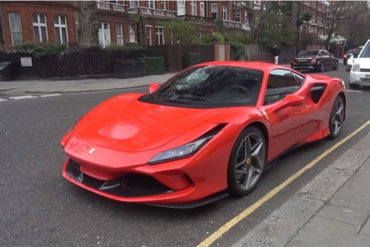 Novi Ferrari F8 Tributo pozirao na ulicama Londona