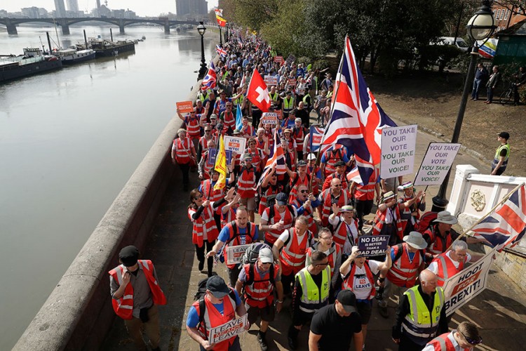 Hiljade ljudi marširalo Londonom, traže Brexit bez odlaganja