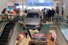 Automobil udario u trgovački centar u Hamburgu, povrijeđeno devet osoba