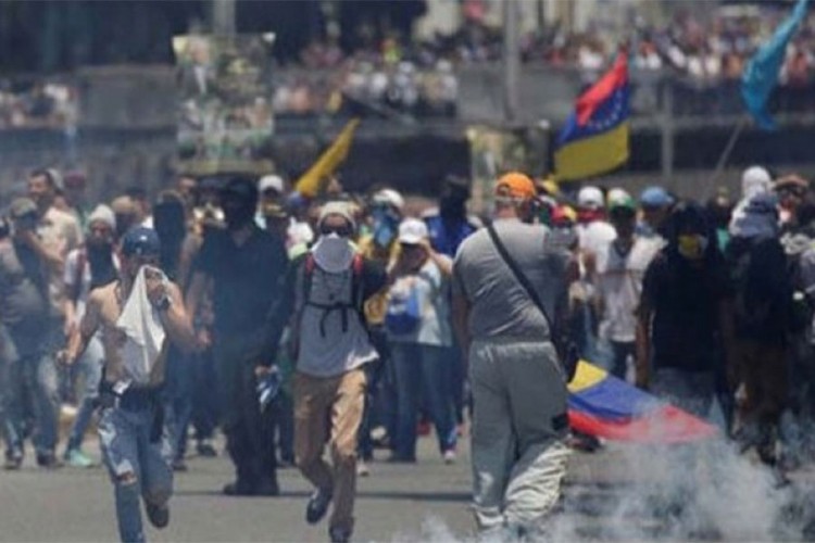 Osobe u civilu pucaju u Karakasu, Maduro objavio plan