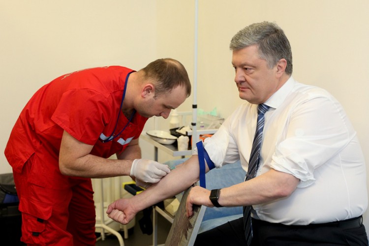 Porošenko i Zelenski dali krv za analizu na alkohol i drogu