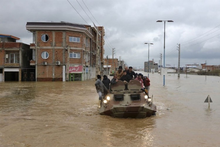 U poplavama stradalo najmanje 70 ljudi