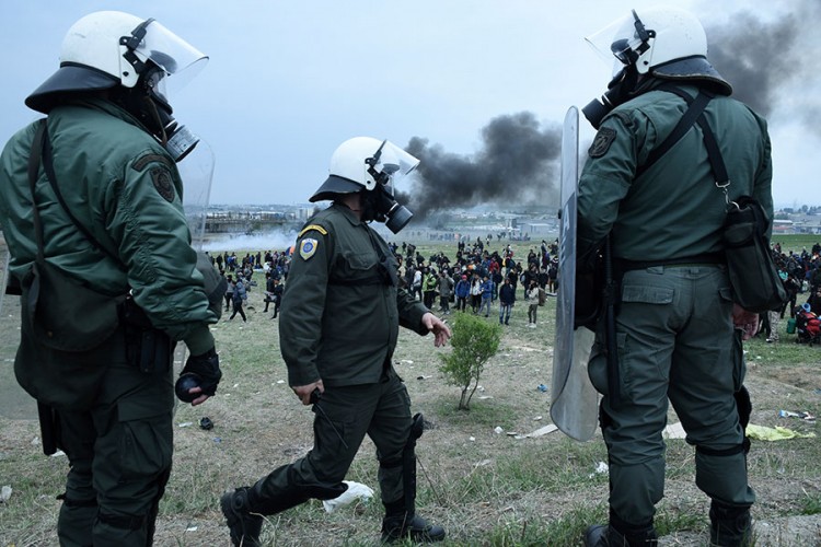 Sukobi u Grčkoj: Migranti kamenjem, policija uzvratila suzavcem