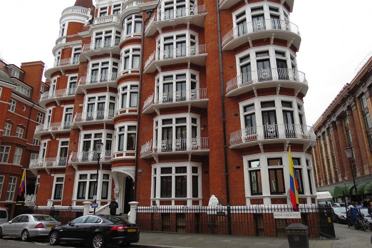 Otkaz službeniku ekvadorske ambasade u Londonu zbog Asanža