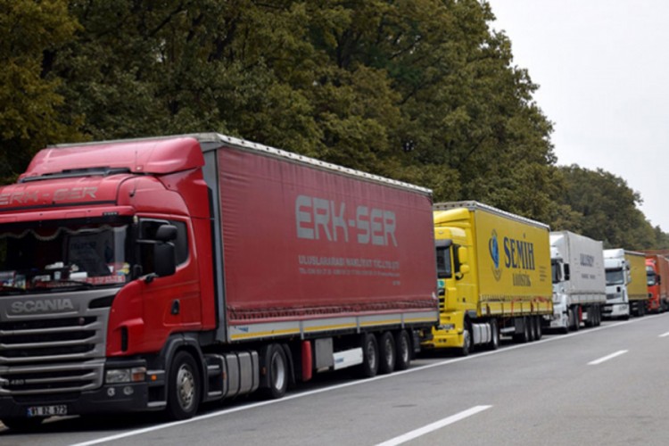 Obustavljen saobraćaj za kamione na Sremskoj Rači