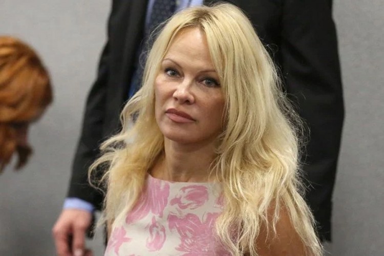 Pamela Anderson oštro osudila hapšenje Asanža